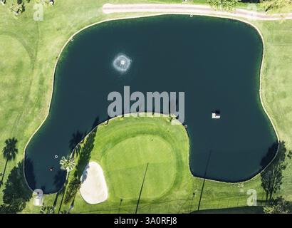 Lac avec fontaine dans le Golf Resort la Noria. Vue aérienne. Tir par drone. Province de Malaga, Andalousie, Espagne, Europe Banque D'Images