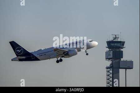 Airbus A319 de Lufthansa décollant sur la piste principale sud, 05R/23L, aéroport international de Duesseldorf, tour allemande de contrôle aérien, DFS Banque D'Images