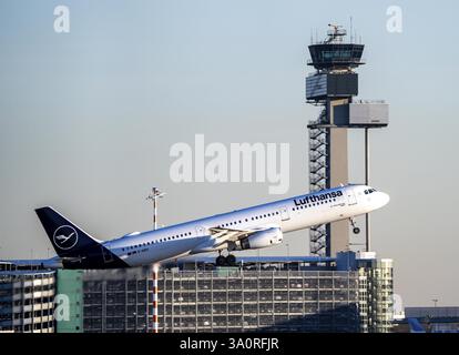 Airbus A321 de Lufthansa décollant sur la piste principale sud, 05R/23L, aéroport international de Duesseldorf, tour allemande de contrôle aérien, DFS Banque D'Images