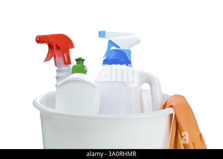Bouteilles pour le nettoyage dans un seau en plastique blanc Banque D'Images