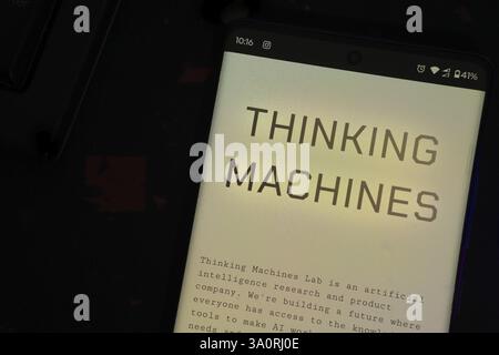 Dhaka, Bangladesh- 19 février 2025 : Thinking machines Lab page d'accueil sur l'écran du smartphone Banque D'Images