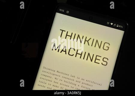 Dhaka, Bangladesh- 19 février 2025 : Thinking machines Lab page d'accueil sur l'écran du smartphone Banque D'Images