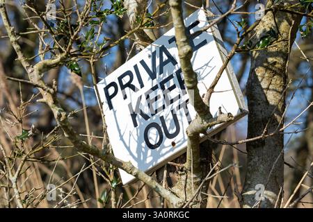 Un avis privé d'interdiction d'entrer parmi les branches d'arbres Banque D'Images