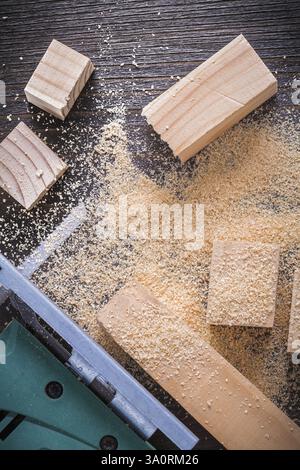 Sciure de scie sauteuse électrique et planches en bois sur le concept de construction de fond en bois vintage Banque D'Images