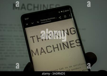 Dhaka, Bangladesh- 19 février 2025 : Thinking machines Lab page d'accueil sur l'écran du smartphone Banque D'Images