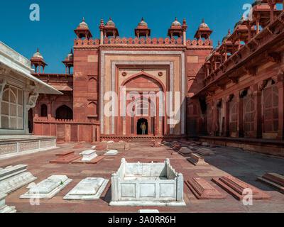 Partie du complexe de la mosquée Jama (Jama Masjid) à Fatehpur Sikri dans l'État indien de l'Uttar Pradesh. Le Tombeau d'Islam Khan qui est mort en 1613. Banque D'Images
