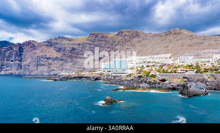 Acantilados de Los Gigantes, ville de Tenerife avec les falaises de Los Gigantes en arrière-plan, île des Canaries, Espagne Banque D'Images