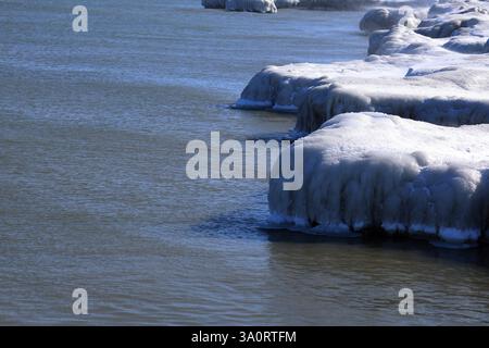 Icebergs le long de la rive hivernale du lac Ontario Banque D'Images