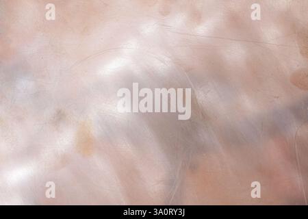 Surface en cuivre texturée pour applications esthétiques et design. Décors de design modernes, rustiques ou vintage, panneaux muraux, accents de mobilier. Banque D'Images