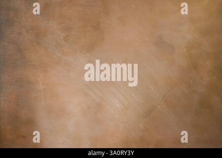 Surface en cuivre texturée pour applications esthétiques et design. Décors de design modernes, rustiques ou vintage, panneaux muraux, accents de mobilier. Banque D'Images