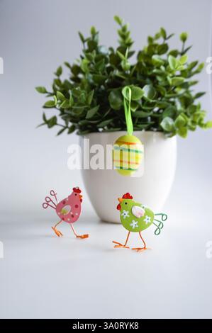 Les décorations de Pâques sur la table se rapprochent. Fond de Pâques. Banque D'Images