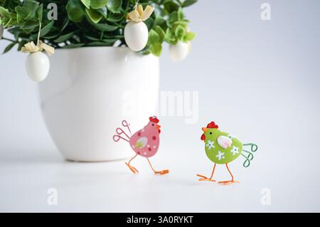 Les décorations de Pâques sur la table se rapprochent. Fond de Pâques. Banque D'Images