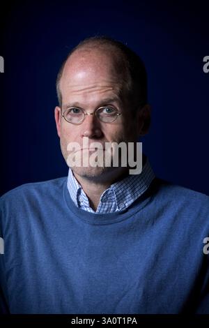 Chris Ware, dessinateur de bandes dessinées et dessinateur américain, photographié au Festival international du livre d'Édimbourg où il a parlé de son œuvre phare intitulée « Building Stories ». L'événement de trois semaines est le plus grand festival littéraire du monde et se tient pendant le Festival annuel d'Édimbourg. L'événement de 2013 a présenté des conférences et des présentations de plus de 500 auteurs du monde entier et était la 30e édition du festival. Banque D'Images