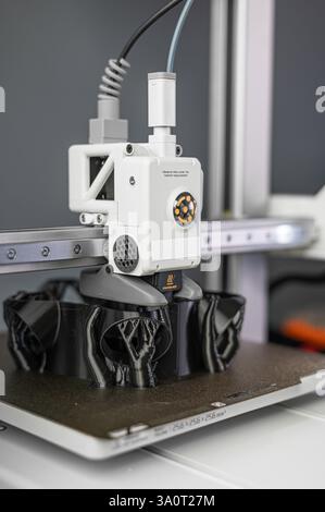 La machine d'impression 3D fabrique le modèle prototype 3D par matériau de résine. La haute technologie pour la méthode de prototype rapide par machine d'impression 3D. Banque D'Images