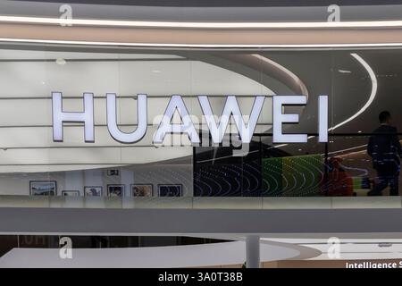 Hospitalet de Llobregat, Barcelone, Espagne. 5 mars 2025. Un logo Huawei au salon MWC25 Tech à Barcelone, en Espagne, le mardi 5 mars 2025. Le salon technique du Mobile World Congress se tiendra du 3 au 6 mars. Crédit : Javier Borrego Ramos/ZUMA Press Wire/ZUMA Wire/Alamy Live News Banque D'Images