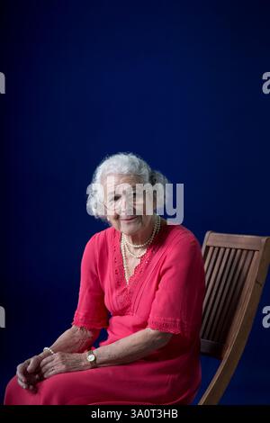 Judith Kerr, célèbre écrivain et illustratrice britannique d'origine allemande, photographiée au Festival international du livre d'Édimbourg où elle a parlé de sa carrière. L'événement de trois semaines est le plus grand festival littéraire du monde et se tient pendant le Festival annuel d'Édimbourg. L'événement de 2013 a présenté des conférences et des présentations de plus de 500 auteurs du monde entier et était la 30e édition du festival. Banque D'Images