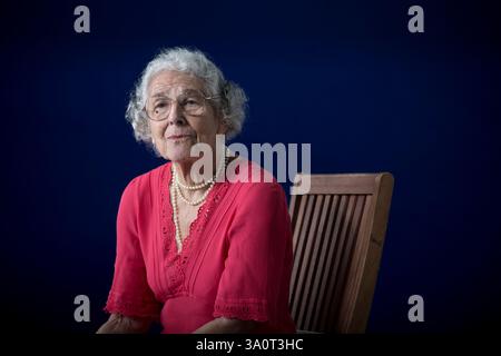 Judith Kerr, célèbre écrivain et illustratrice britannique d'origine allemande, photographiée au Festival international du livre d'Édimbourg où elle a parlé de sa carrière. L'événement de trois semaines est le plus grand festival littéraire du monde et se tient pendant le Festival annuel d'Édimbourg. L'événement de 2013 a présenté des conférences et des présentations de plus de 500 auteurs du monde entier et était la 30e édition du festival. Banque D'Images