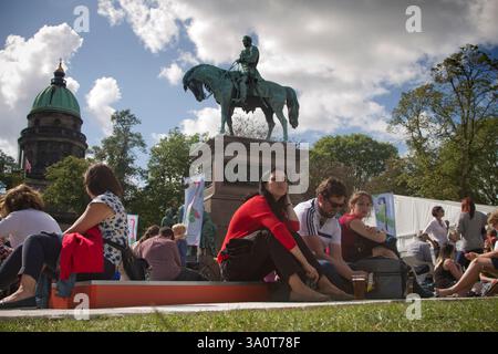 La foule se détendre entre les événements le premier jour de l'Edinburgh International Book Festival. L'événement de trois semaines est le plus grand festival littéraire et a lieu au cours de l'Edinburgh Festival annuel. L'événement vedette de 2014 des conférences et des présentations de plus de 500 auteurs provenant de partout dans le monde et a été la 31e édition du festival. Banque D'Images