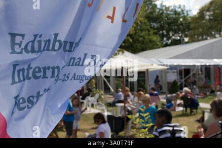 La foule se détendre entre les événements le premier jour de l'Edinburgh International Book Festival. L'événement de trois semaines est le plus grand festival littéraire et a lieu au cours de l'Edinburgh Festival annuel. L'événement vedette de 2014 des conférences et des présentations de plus de 500 auteurs provenant de partout dans le monde et a été la 31e édition du festival. Banque D'Images