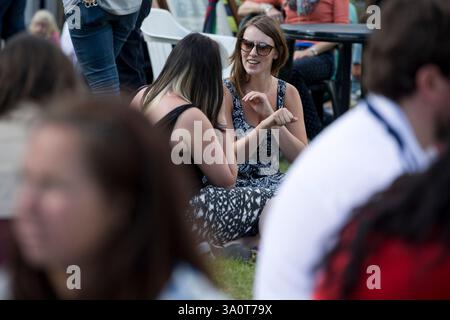 La foule se détendre entre les événements le premier jour de l'Edinburgh International Book Festival. L'événement de trois semaines est le plus grand festival littéraire et a lieu au cours de l'Edinburgh Festival annuel. L'événement vedette de 2014 des conférences et des présentations de plus de 500 auteurs provenant de partout dans le monde et a été la 31e édition du festival. Banque D'Images