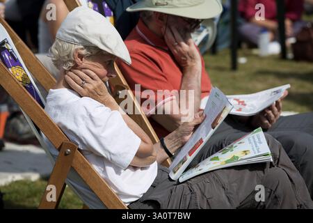 La foule se détendre entre les événements le premier jour de l'Edinburgh International Book Festival. L'événement de trois semaines est le plus grand festival littéraire et a lieu au cours de l'Edinburgh Festival annuel. L'événement vedette de 2014 des conférences et des présentations de plus de 500 auteurs provenant de partout dans le monde et a été la 31e édition du festival. Banque D'Images