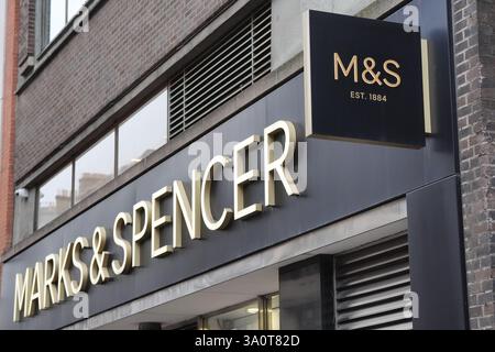 Photo du dossier datée du 08/01/25 d'un magasin Marks and Spencer sur Oxford Street à Londres. Marks & Spencer a déclaré qu'il augmenterait les salaires de ses milliers d'ouvriers de magasin en même temps que le salaire minimum augmente dans tout le Royaume-Uni en avril. Date d'émission : mercredi 5 mars 2025. Banque D'Images