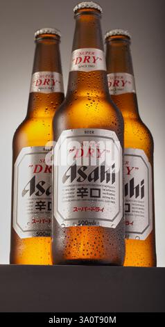 Mansfield, Nottingham, Royaume-Uni, 20 février 2025 : image de produit studio de bouteilles de bière Asahi. Banque D'Images