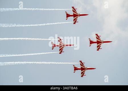 Bangkok, Thaïlande. 05 mars 2025. Des avions de chasse indiens pulvérisent de la fumée lors de la répétition du spectacle aérien. Le chasseur indien 'Suryakiran Aerobatic Team' se joint à la répétition du salon aérien pour marquer le 88e anniversaire de la Royal Thai Air Force à Bangkok. Crédit : SOPA images Limited/Alamy Live News Banque D'Images