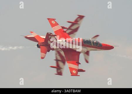 Bangkok, Thaïlande. 05 mars 2025. Des avions de chasse indiens volent pendant la répétition du spectacle aérien. Le chasseur indien 'Suryakiran Aerobatic Team' se joint à la répétition du salon aérien pour marquer le 88e anniversaire de la Royal Thai Air Force à Bangkok. Crédit : SOPA images Limited/Alamy Live News Banque D'Images