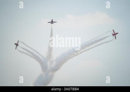 Bangkok, Thaïlande. 05 mars 2025. Des avions de chasse indiens pulvérisent de la fumée lors de la répétition du spectacle aérien. Le chasseur indien 'Suryakiran Aerobatic Team' se joint à la répétition du salon aérien pour marquer le 88e anniversaire de la Royal Thai Air Force à Bangkok. Crédit : SOPA images Limited/Alamy Live News Banque D'Images