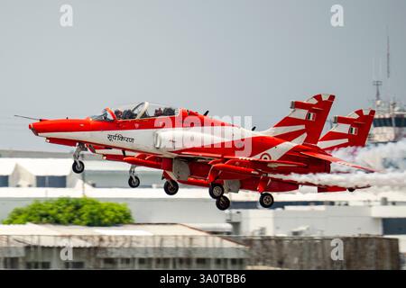 Bangkok, Thaïlande. 05 mars 2025. Des avions de chasse indiens volent pendant la répétition du spectacle aérien. Le chasseur indien 'Suryakiran Aerobatic Team' se joint à la répétition du salon aérien pour marquer le 88e anniversaire de la Royal Thai Air Force à Bangkok. Crédit : SOPA images Limited/Alamy Live News Banque D'Images