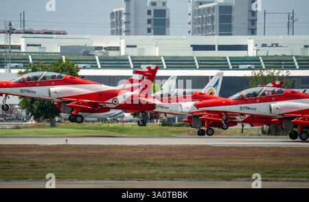 Bangkok, Thaïlande. 05 mars 2025. Des avions de chasse indiens volent pendant la répétition du spectacle aérien. Le chasseur indien 'Suryakiran Aerobatic Team' se joint à la répétition du salon aérien pour marquer le 88e anniversaire de la Royal Thai Air Force à Bangkok. Crédit : SOPA images Limited/Alamy Live News Banque D'Images