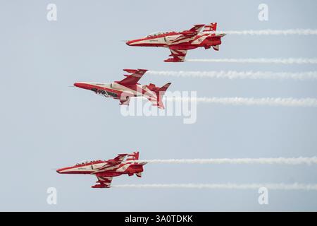 Bangkok, Thaïlande. 05 mars 2025. Des avions de chasse indiens pulvérisent de la fumée lors de la répétition du spectacle aérien. Le chasseur indien 'Suryakiran Aerobatic Team' se joint à la répétition du salon aérien pour marquer le 88e anniversaire de la Royal Thai Air Force à Bangkok. (Photo de Seksan Rochanametakul/SOPA images/SIPA USA) crédit : SIPA USA/Alamy Live News Banque D'Images