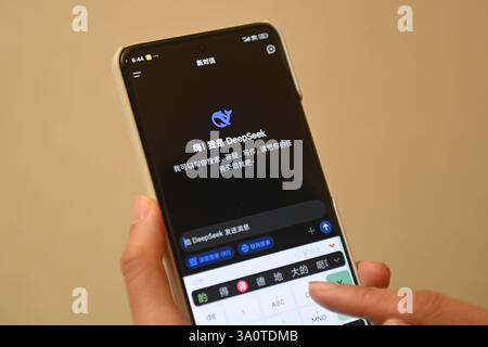 Pékin, Chine. 17 février 2025. Une personne utilise l'application DeepSeek sur un téléphone mobile le 17 février 2025. Crédit : Huang Zongzhi/Xinhua/Alamy Live News Banque D'Images
