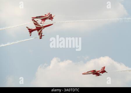 Bangkok, Thaïlande. 05 mars 2025. Des avions de chasse indiens volent pendant la répétition du spectacle aérien. Le chasseur indien 'Suryakiran Aerobatic Team' se joint à la répétition du salon aérien pour marquer le 88e anniversaire de la Royal Thai Air Force à Bangkok. (Photo de Seksan Rochanametakul/SOPA images/SIPA USA) crédit : SIPA USA/Alamy Live News Banque D'Images