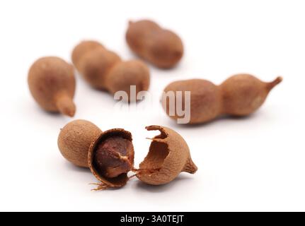 Tamarin fruit tropical coupé isolé sur fond blanc Banque D'Images