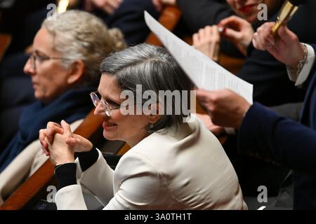 Paris, France. 04 mars 2025. La députée verte Sandrine Rousseau lors des questions à la session gouvernementale du 4 mars 2025 à l'Assemblée nationale - 04/03/2025 - France/Ile-de-France (région)/Paris - Julien Mattia/le Pictorium crédit : LE Pictorium/Alamy Live News Banque D'Images