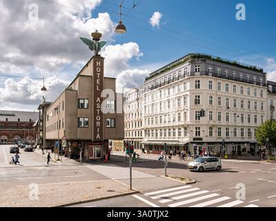 Intersection de Vesterbrogade, centre-ville de Copenhague, paysage urbain avec l'angle de l'hôtel Astoria, passage piétonnier, Danemark Banque D'Images