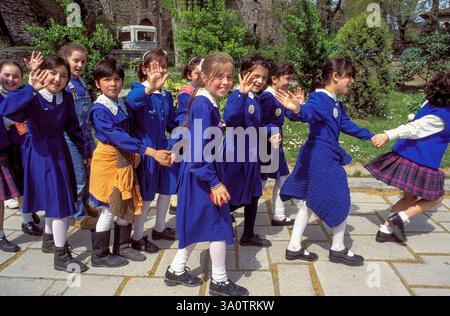 Turquie, Istanbul. Des écolières en uniforme lors d'une sortie à la Mosquée bleue. Banque D'Images