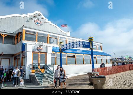 Santa Monica, USA - 25 avril 2019 : Santa Monica Pier Ferris Wheel en Californie USA sur l'océan Pacifique bleu Banque D'Images