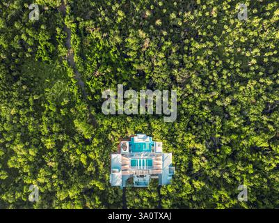 Vue aérienne de la villa moderne ou hôtel Resort entouré de verdure verdoyante forêt de palmiers canopée vacances d'été dans la destination tropicale Banque D'Images