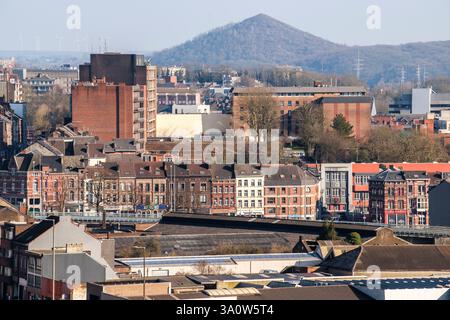 Vue de Charleroi depuis le sommet du tas de scories Blanchisserie. R9 | vue de Charleroi depuis le sommet du terril de la Blanchisserie. R9 Banque D'Images
