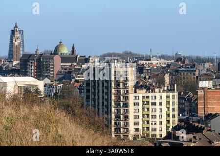 Vue de Charleroi depuis le sommet du tas de scories Blanchisserie. Marcinelle et Charleroi ont marqué la révolution industrielle, avec une tradition de métallur Banque D'Images