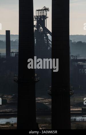 Vue du sommet du tas de scories Blanchisserie. Cheminées Brownfield et four | vue epuis le sommet du terril de la Blanchisserie. terrain, friches Banque D'Images