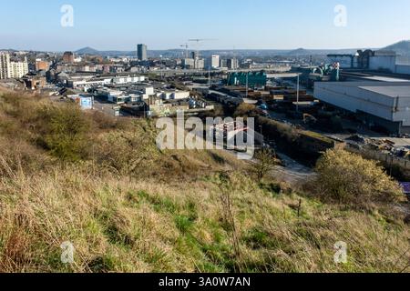 Vue de Charleroi depuis le sommet du tas de scories Blanchisserie. Marcinelle et Charleroi ont marqué la révolution industrielle, avec une tradition de métallur Banque D'Images