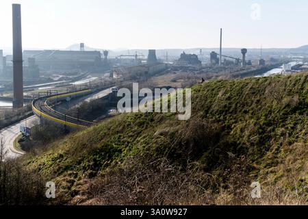 Admirez l'ancien champ industriel de Charleroi depuis le sommet du tas de scories Blanchisserie. | vue des anciens champs industriels de Charleroi depuis le So Banque D'Images