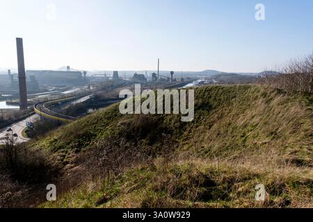 Admirez l'ancien champ industriel de Charleroi depuis le sommet du tas de scories Blanchisserie. | vue des anciens champs industriels de Charleroi depuis le So Banque D'Images
