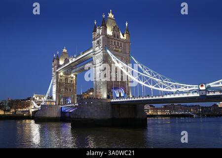 Vue de nuit sur Tower Bridge récemment rénové, Londres, Royaume-Uni. Vue du sud-ouest. Février 2025 Banque D'Images
