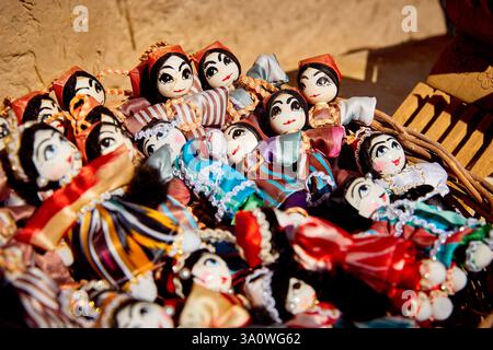 Poupées ethniques faites à la main avec ornement traditionnel ouzbékistan sur le marché de rue à Khiva, Ouzbékistan, Asie centrale Banque D'Images