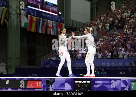 29 juillet 2024 - Paris, France : Sara Balzer, de France, réagit après avoir battu Olga Kharlan, d'Ukraine, en demi-finale individuelle Sabre pour femmes d'escrime Banque D'Images